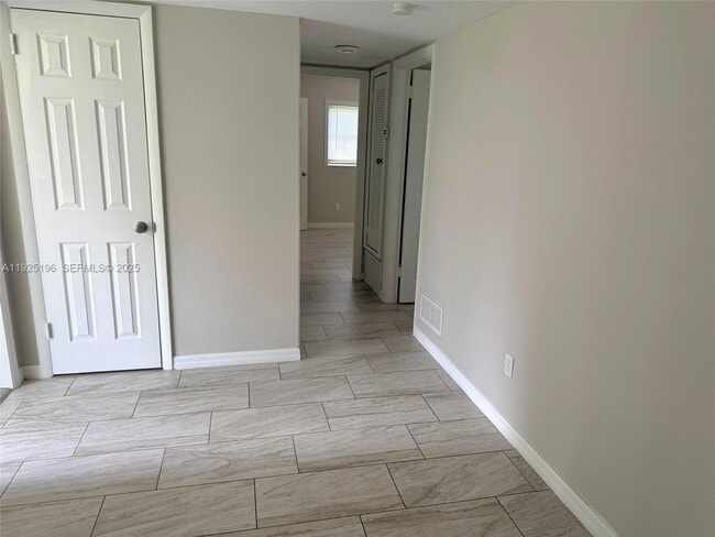 Building Photo - 1104 E Jasmine Rd