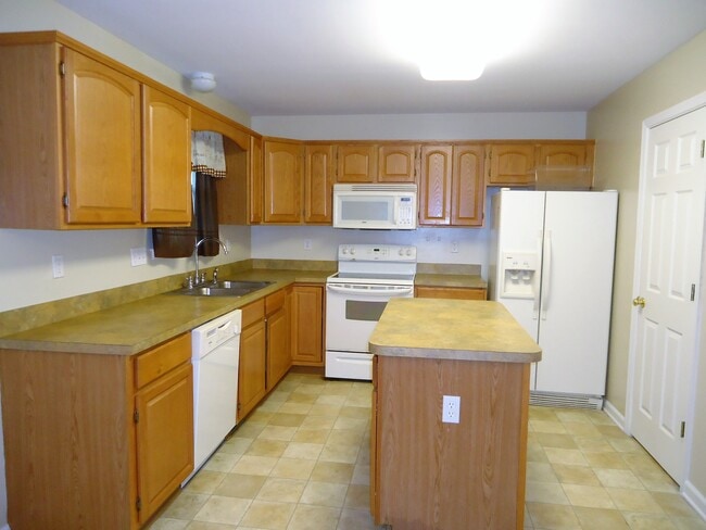 Building Photo - 2051 Stoneleigh Dr