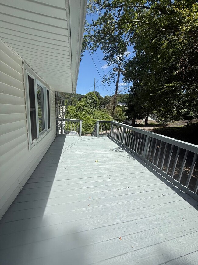 Building Photo - 3 Bedroom Single Family Home