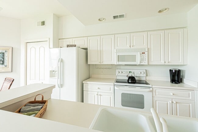 Building Photo - Seasonal Condo Rental At Golf & Country Club