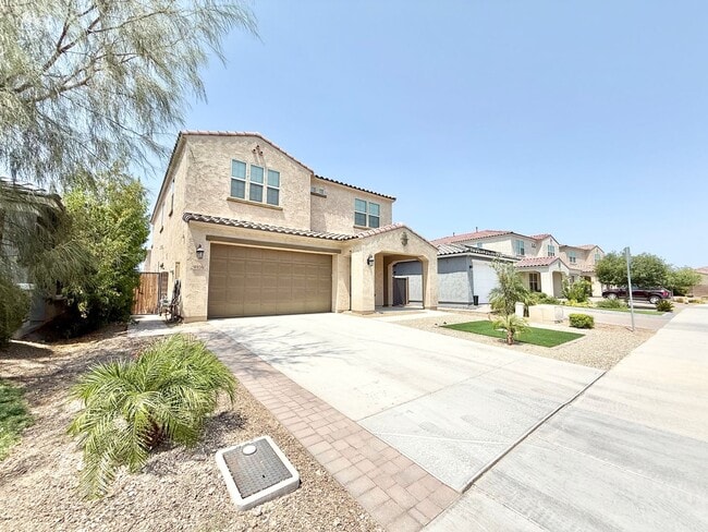 Building Photo - Charming 5-bed, 3-bath home with Pool/Spa ...