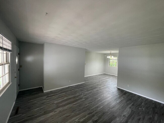 Building Photo - Beautiful 3 bedroom 1.5 bath waiting for you to call home .