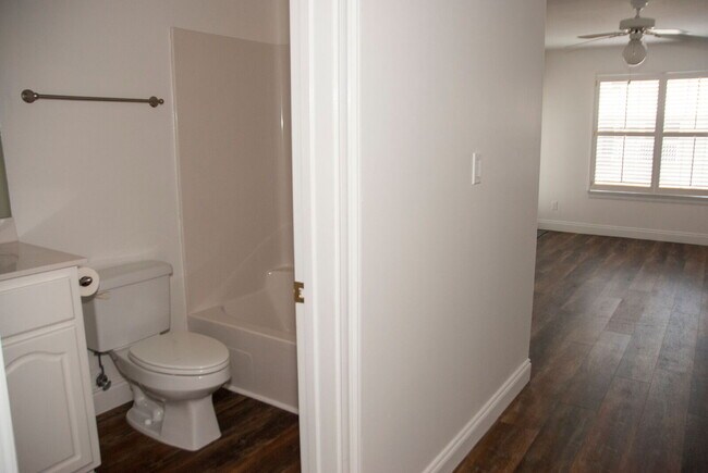 Building Photo - Luxury 3 bedroom 3.5 bath home in GATED community with BOAT SLIP!