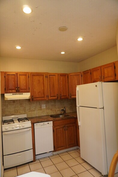 Building Photo - 240 Kelton St