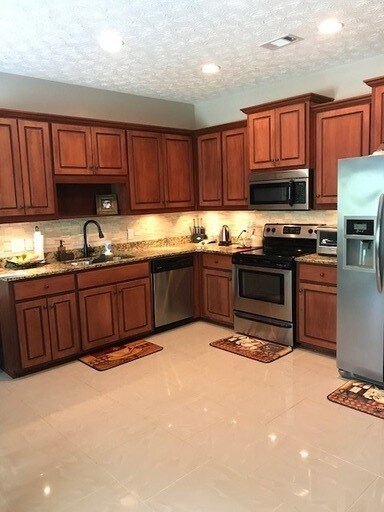 Building Photo - Stunning New Home with Master on the Main