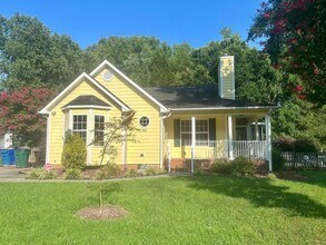Building Photo - Newly renovated 3 bedroom with fenced yard and screened porch!