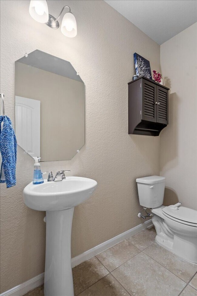 Building Photo - Spectacular 4 Bedroom, 3.5 Bath, Corner Lo...