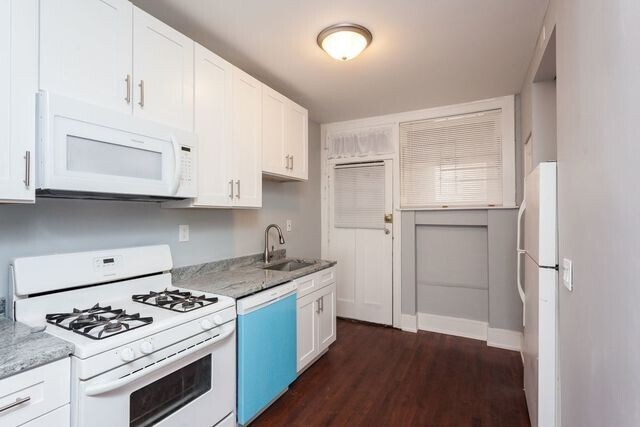 Building Photo - 7522 N Damen Ave