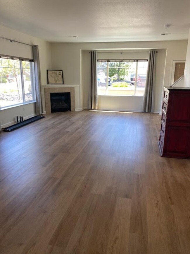 Building Photo - Condo in Reno Available August 1, 2025