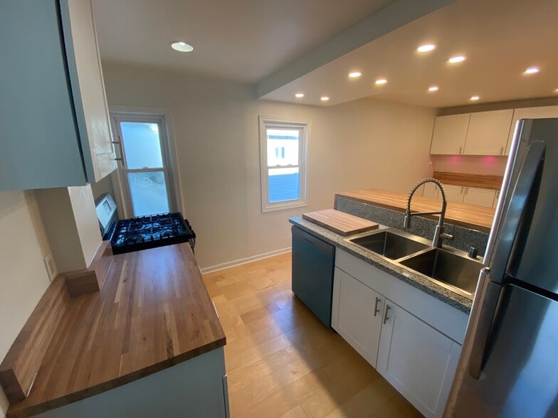 Building Photo - 2547 N Oakland Ave