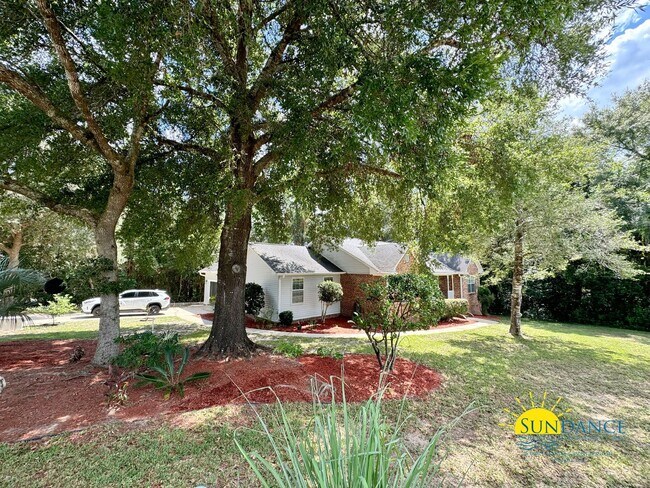 Building Photo - Stunning South Crestview Home with many Custom Details!