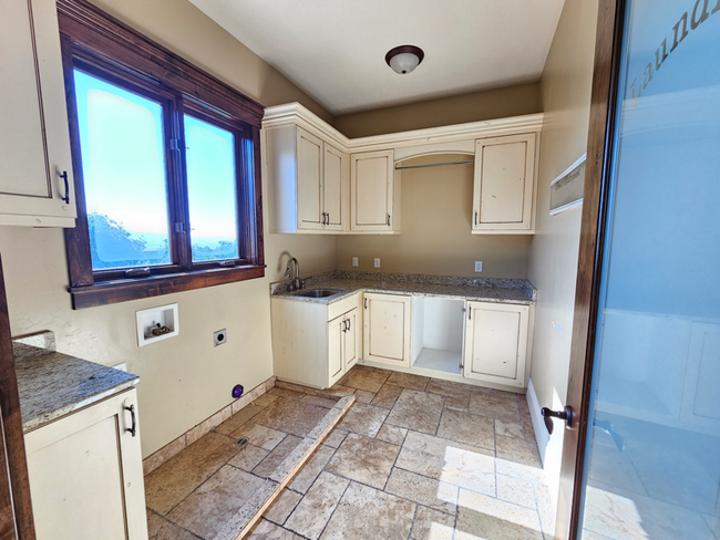 Building Photo - 738 Deer Hollow Rd