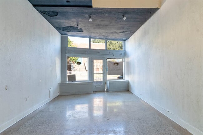 Building Photo - 2505 S Presa St