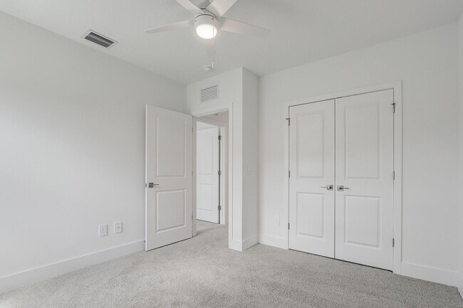 Building Photo - 7141 SE Park Dr