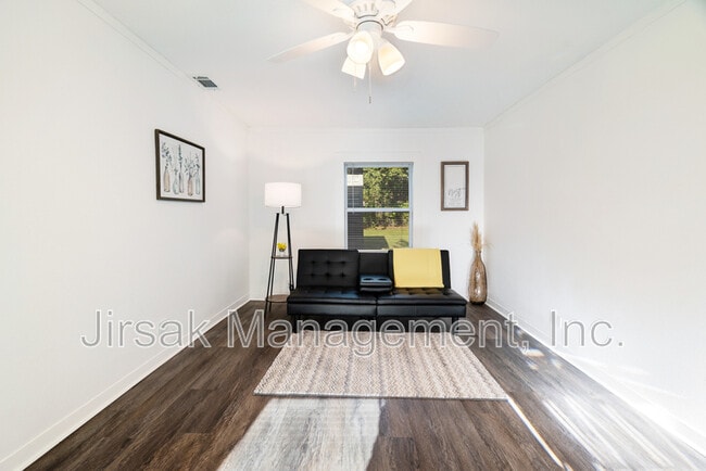 Building Photo - 660 16th St SE