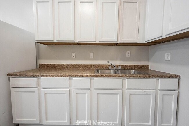 Building Photo - "Charming 2-Bedroom Retreat in Indianapoli...