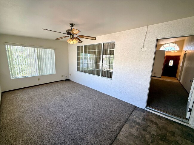 Building Photo - Spacious 3BR Cul-de-Sac Home with Bonus Room, New Carpet & Split Floor Plan!