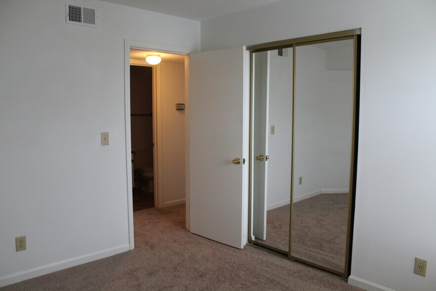 Building Photo - 2225 Huntingdon Dr