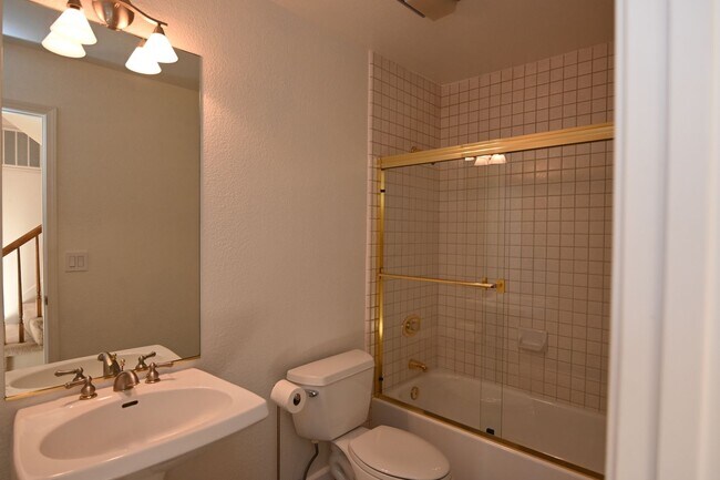Building Photo - Tranquil / Updated Townhome in Gated in Vi...