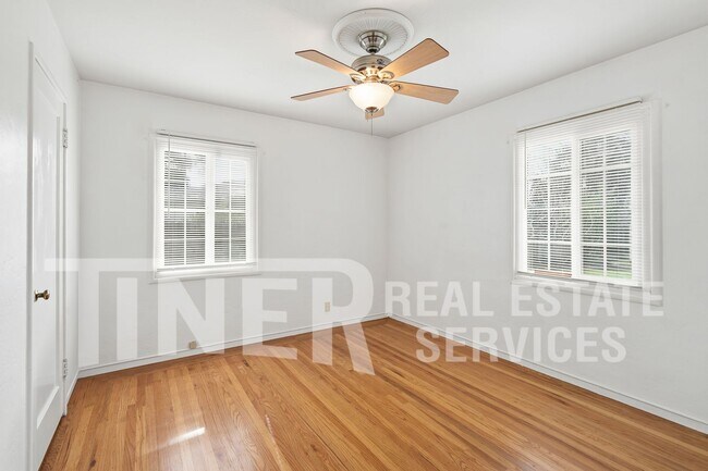 Building Photo - 2407 Sandringham Rd