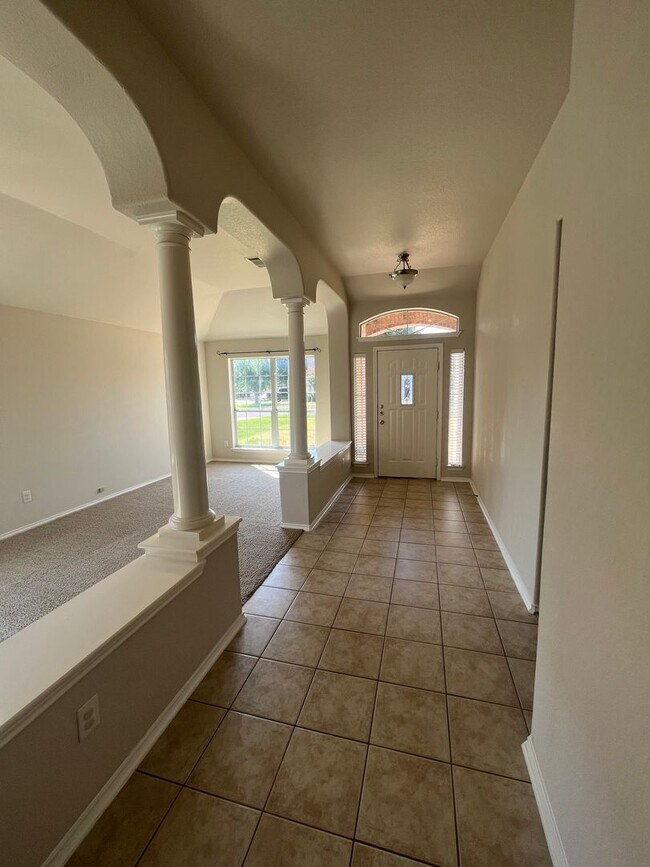 Building Photo - Great Location Wonderful Home