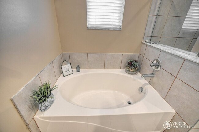 Building Photo - Two Bedroom with Garage near Grandview