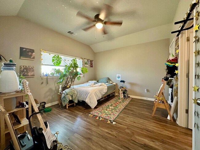 Building Photo - Spacious 4-Bed, 4.5-Bath Home in the Heart of the Baylor Bubble!