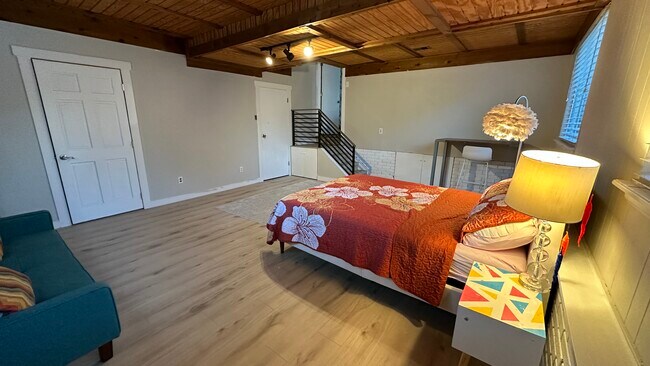 Building Photo - 2871 Loma Pl