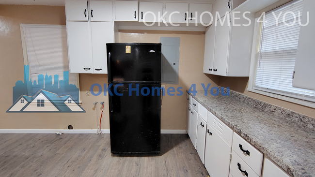 Building Photo - Be Home for the Holidays!! 3 Bedroom, 1 Block South of UCO - Save $625.00 off first full months r...