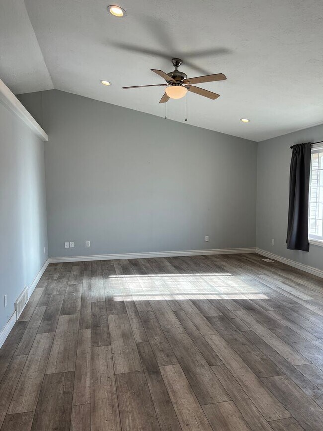 Building Photo - THIS IS A LEASE TAKEOVER - PLEASE CONTACT ...