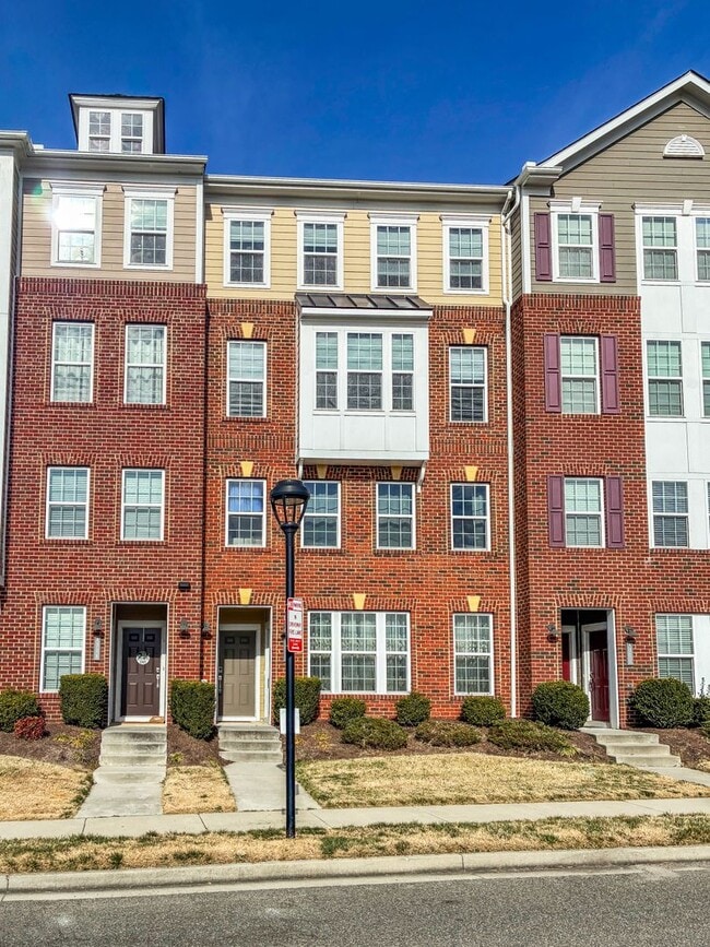 Building Photo - Modern 3 bed, 2.5 bath Townhouse in Henrico!