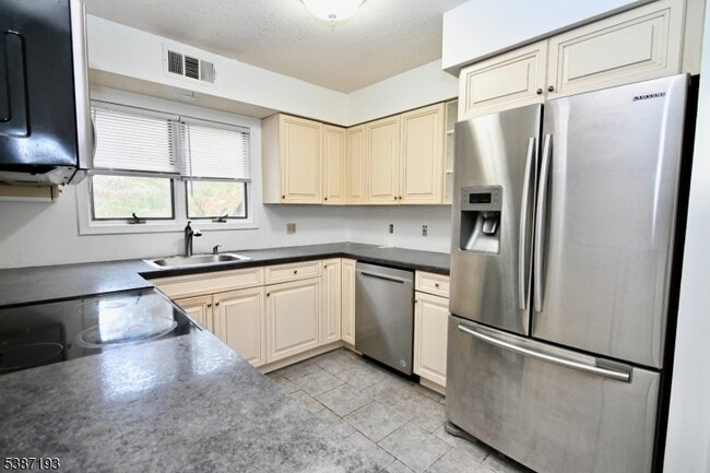Building Photo - 32 Pine Hollow Ct