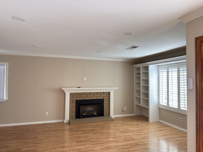 Building Photo - Updated 3-Bed Home with Oversized Garage & Huge Driveway