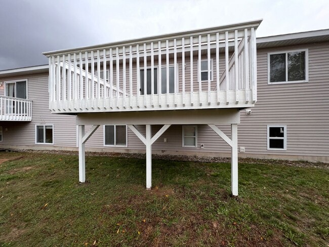 Building Photo - Spacious Split-Level Retreat Just Minutes ...
