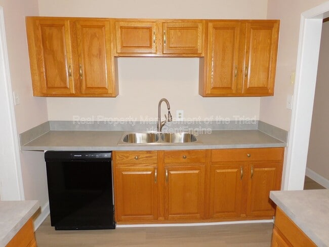Building Photo - 915 Idlewood Dr