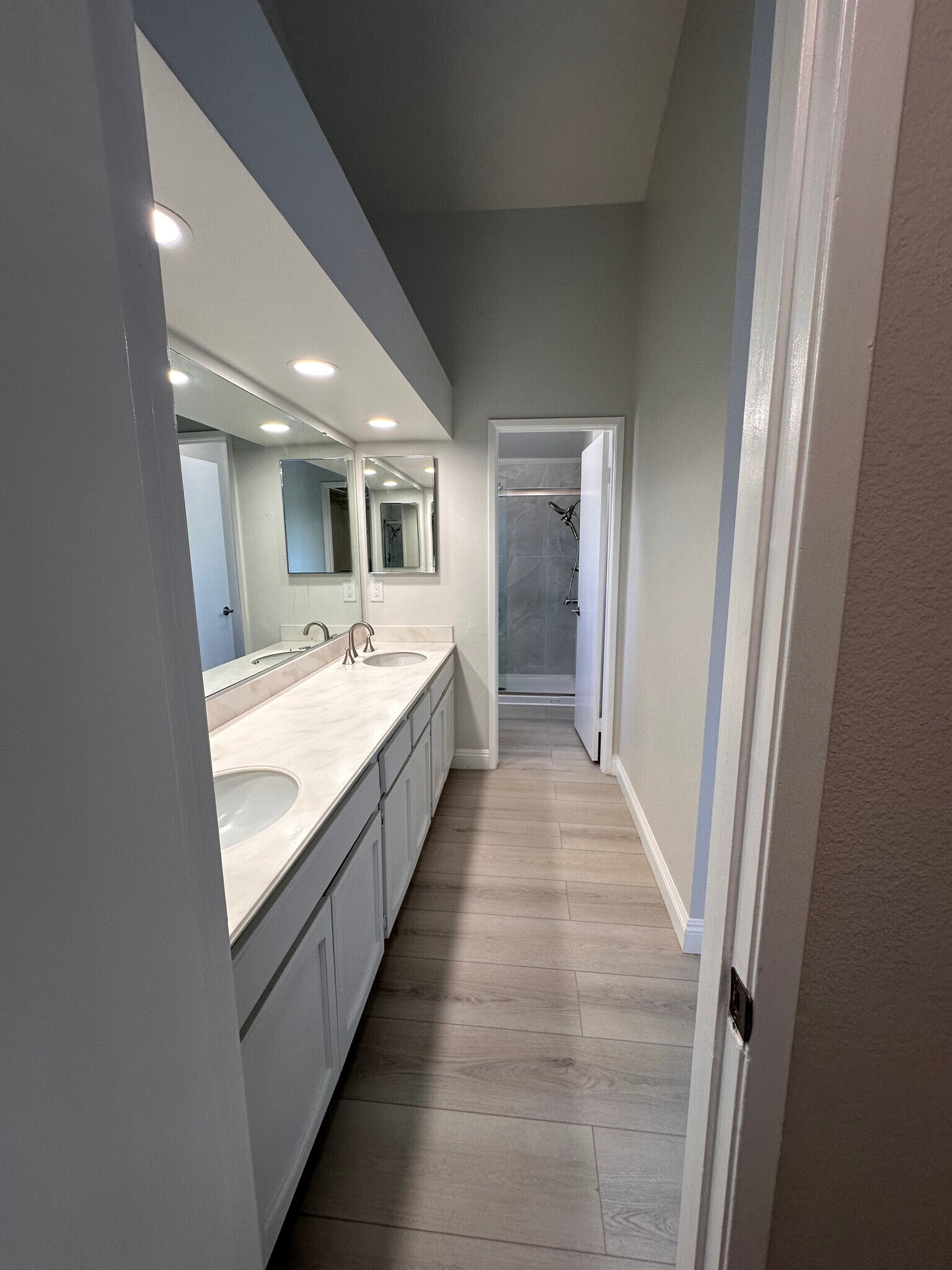 Double Vanity- Marble Countertops - 4300 Via Marisol