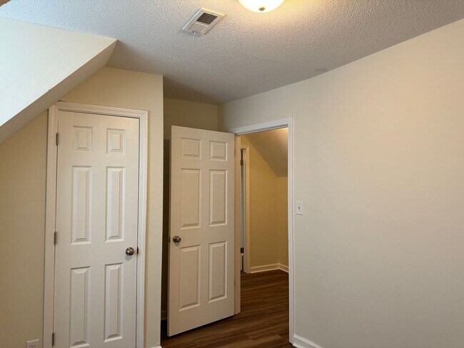 Building Photo - Cape Cod with 3 Bed/2 Bath with Basement!