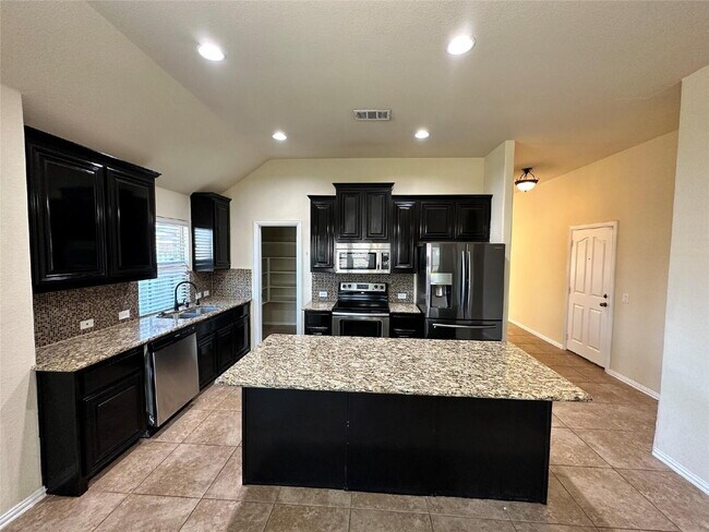 Building Photo - Stunning 3 Bedroom Home in Holland Meadows