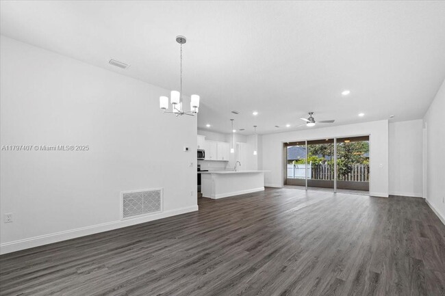 Building Photo - 11 Burgundy Pl