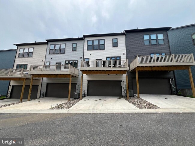 Building Photo - 236 Mainstream Dr