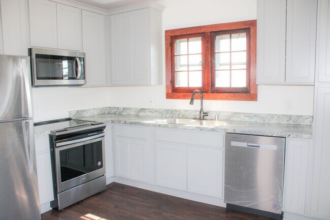 Building Photo - Renovated 2-Bedroom Upper Duplex Unit