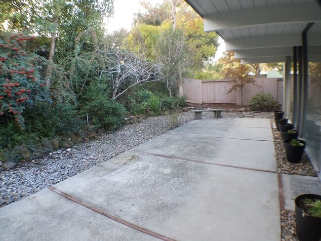 Building Photo - Eichler home near downtown Walnut Creek