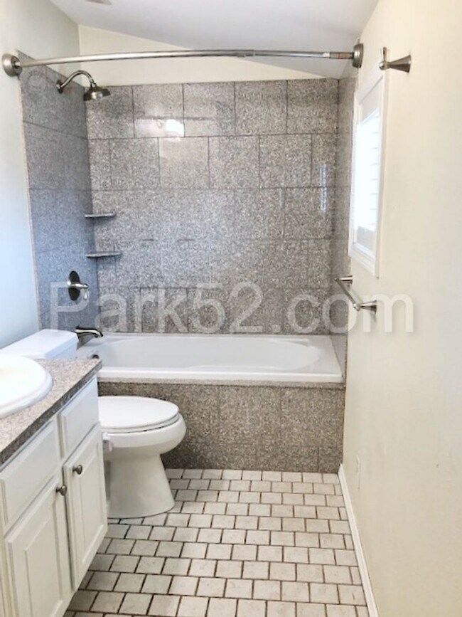 Building Photo - 3 Bedroom Single Family Home - Views!