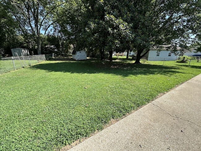 Building Photo - 116 SE Springdale Dr