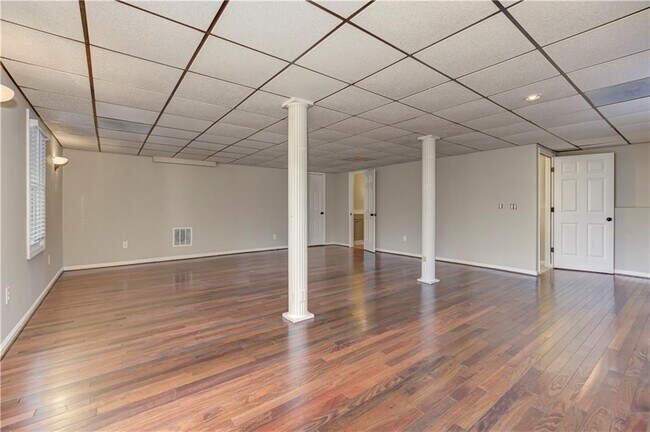 Building Photo - 637 Wedgewood Dr