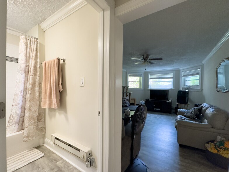 Building Photo - 325 Kedzie St