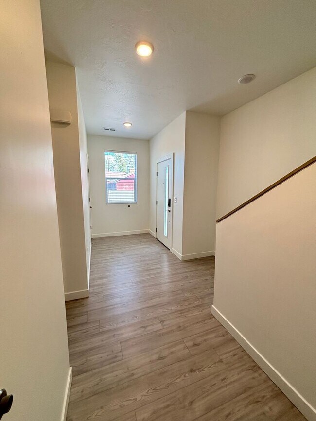 Building Photo - Your Fresh Start Awaits! 4 Weeks Rent Free + $0 Down Deposit OAC | 3 Bed Townhome in South Ogden