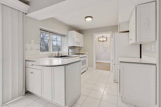 Building Photo - 3245 Gresham Ln E