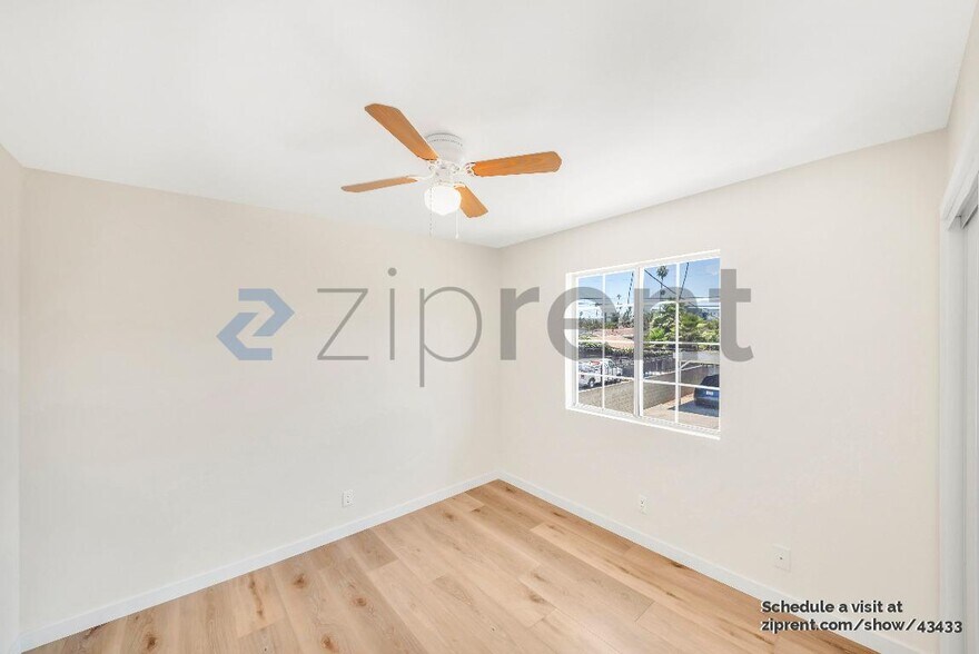Building Photo - 850 W 80th St