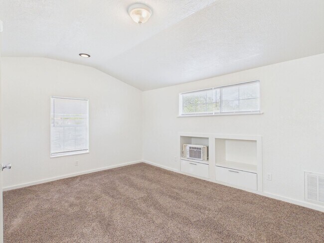 Building Photo - Adorable 3 Bedroom Home in Sunset Addition!